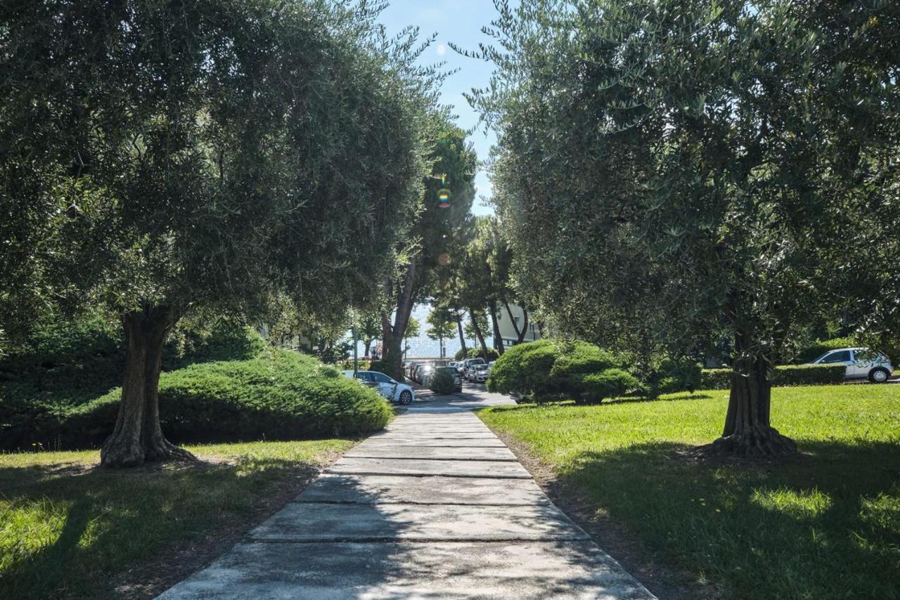 Appartamento Floriana Ντεζεντσάνο ντελ Γκάρντα Εξωτερικό φωτογραφία
